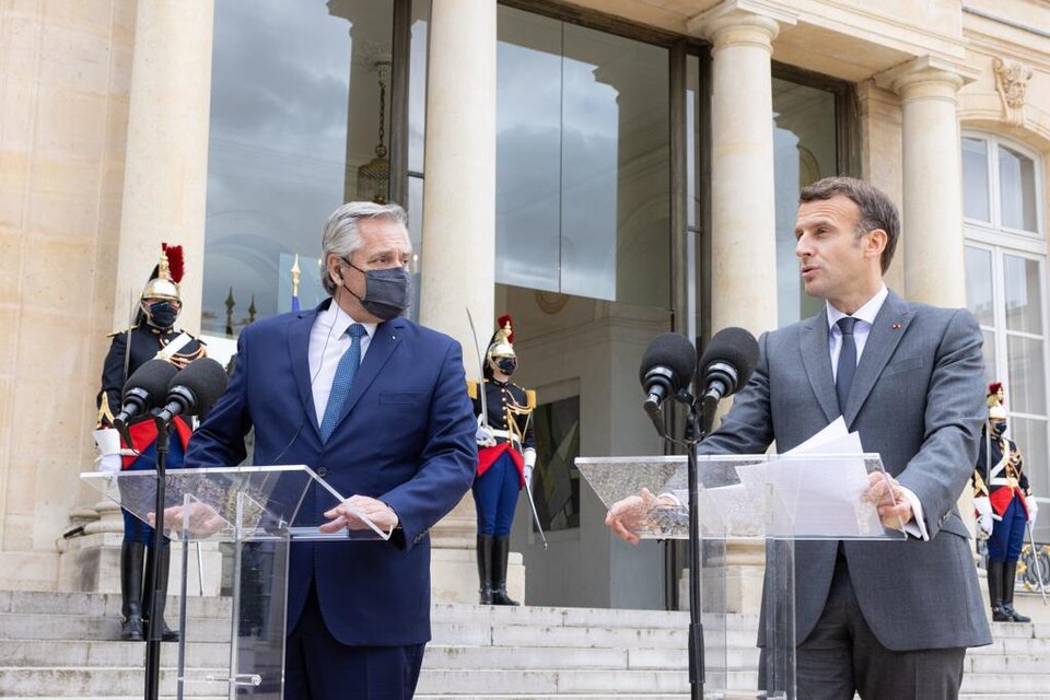 Alberto Fernández y Emmanuel Macron, en la declaración conjunta en el Palacio del Eliseo. (Fuente: Presidencia)