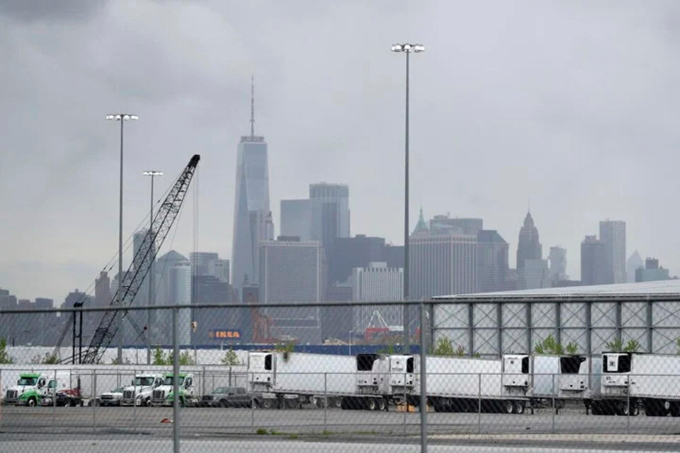 Nueva York: más de 700 muertos por la pandemia están almacenados hace un año en camiones frigoríficos (Fuente: AFP)