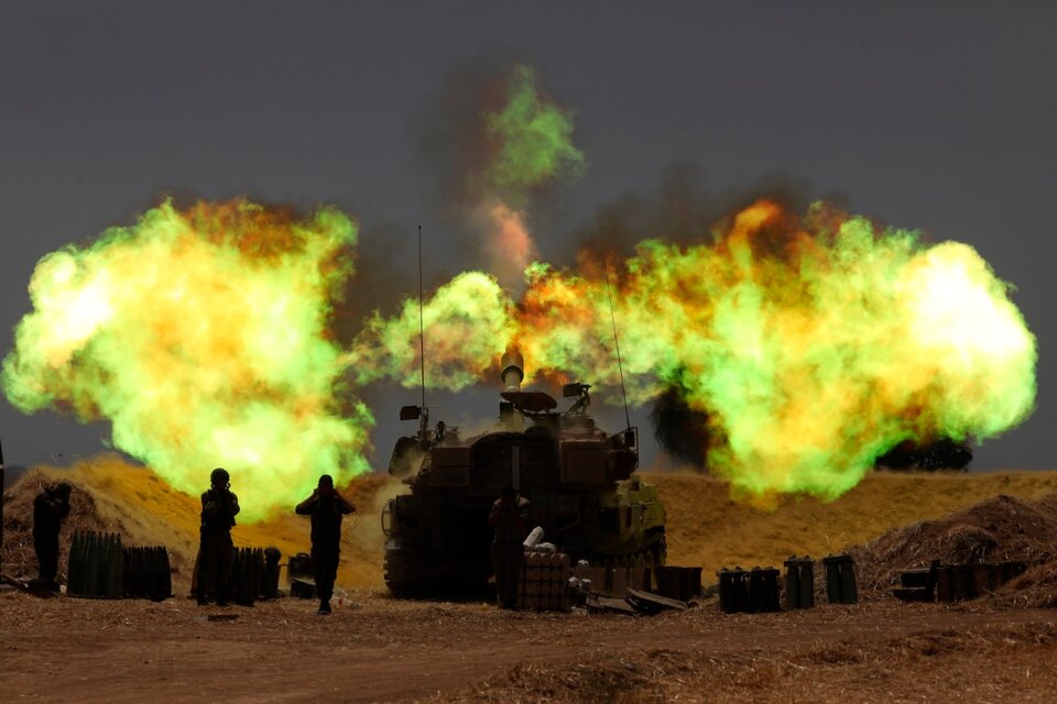  Fuerzas militares israelíes disparan desde un tanque en la frontera con la franja de Gaza.  (Fuente: EFE)