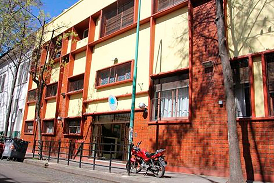 El frente de la escuela Facundo Zuviría, del barrio de Flores.