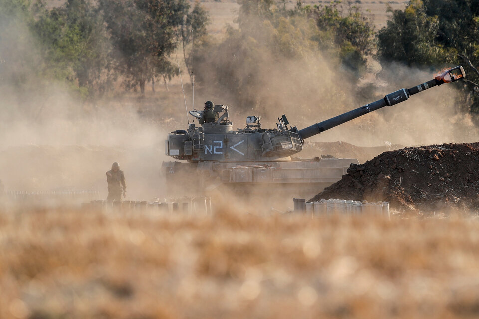 Un tanque israelí dispara en la frontera con Gaza. (Fuente: EFE)