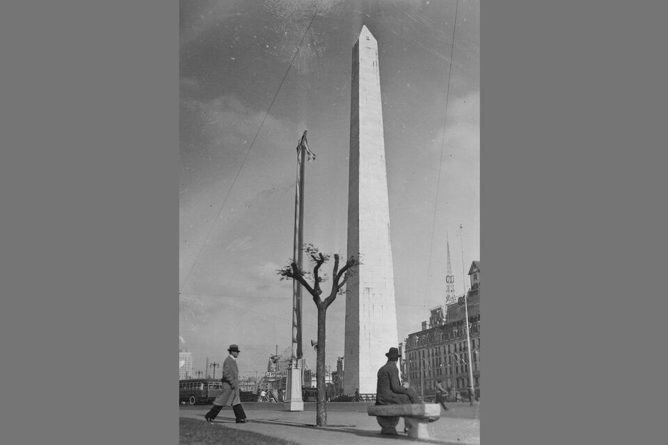 En 1936 se inaugura el Obelisco, el mayor símbolo de la ciudad de Buenos Aires.
