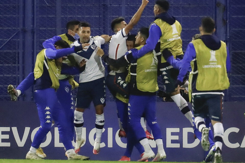 Los jugadores de Vélez festejan el gol de Almada. (Fuente: AFP)