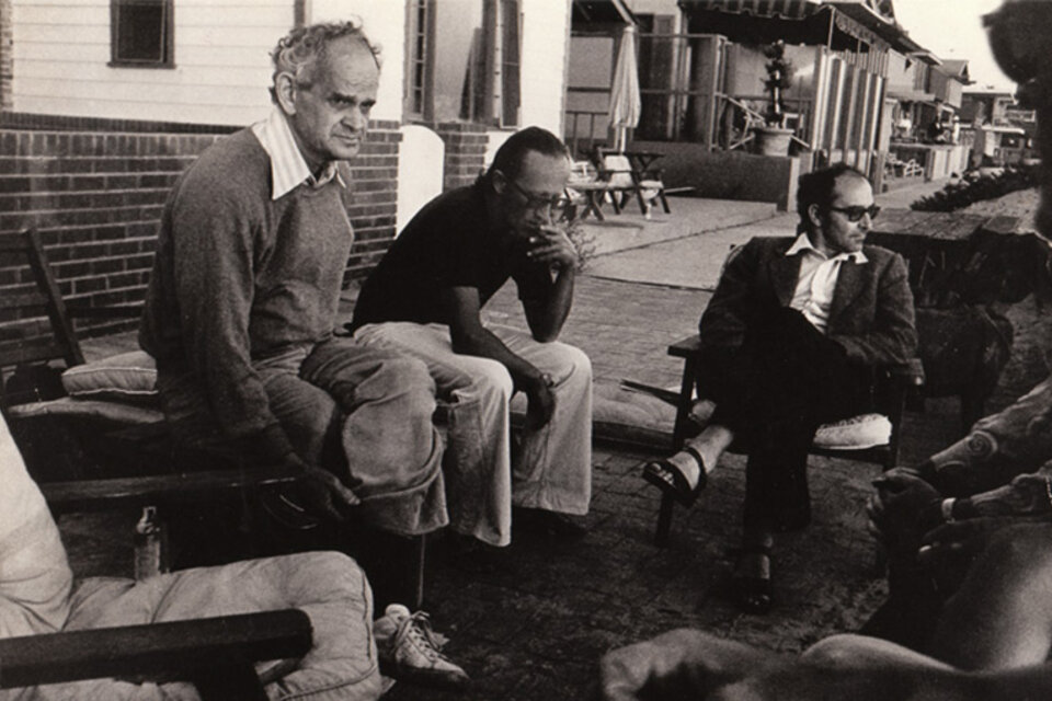 Manny Farber (izq.) con Heiner Müller y Jean-Luc Godard en California, 1979. 