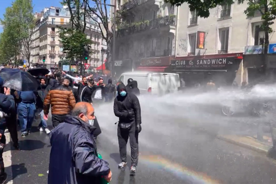 Agua para dispersar a los manifestantes en la capital francesa.  (Fuente: Twitter)