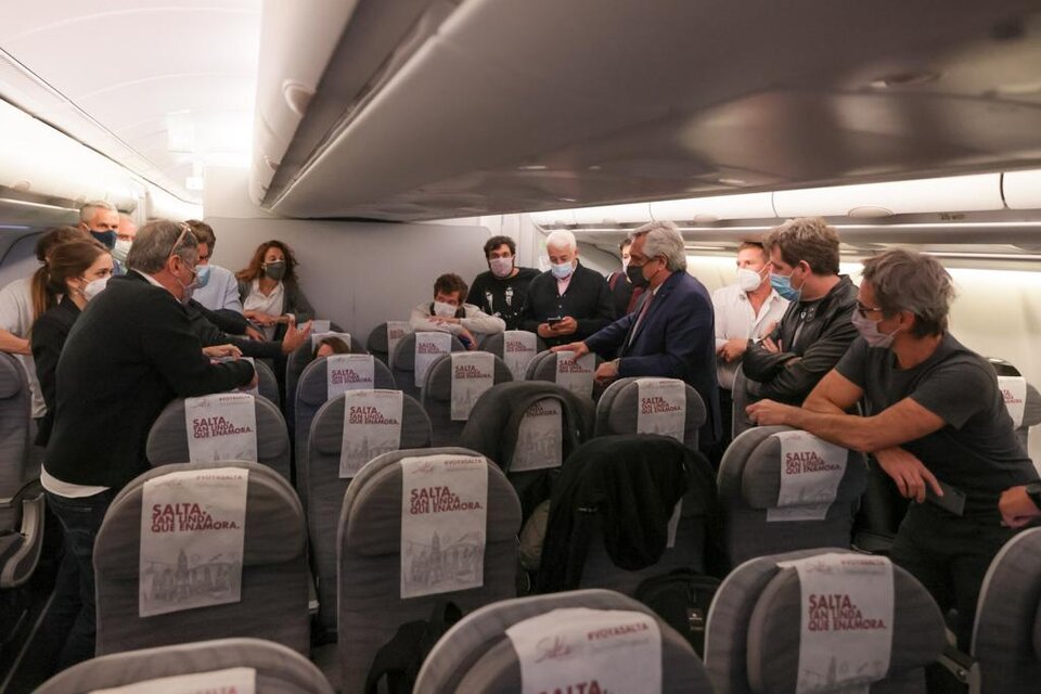 Fernández habla con los periodistas en el vuelo de regreso a Buenos Aires. 
