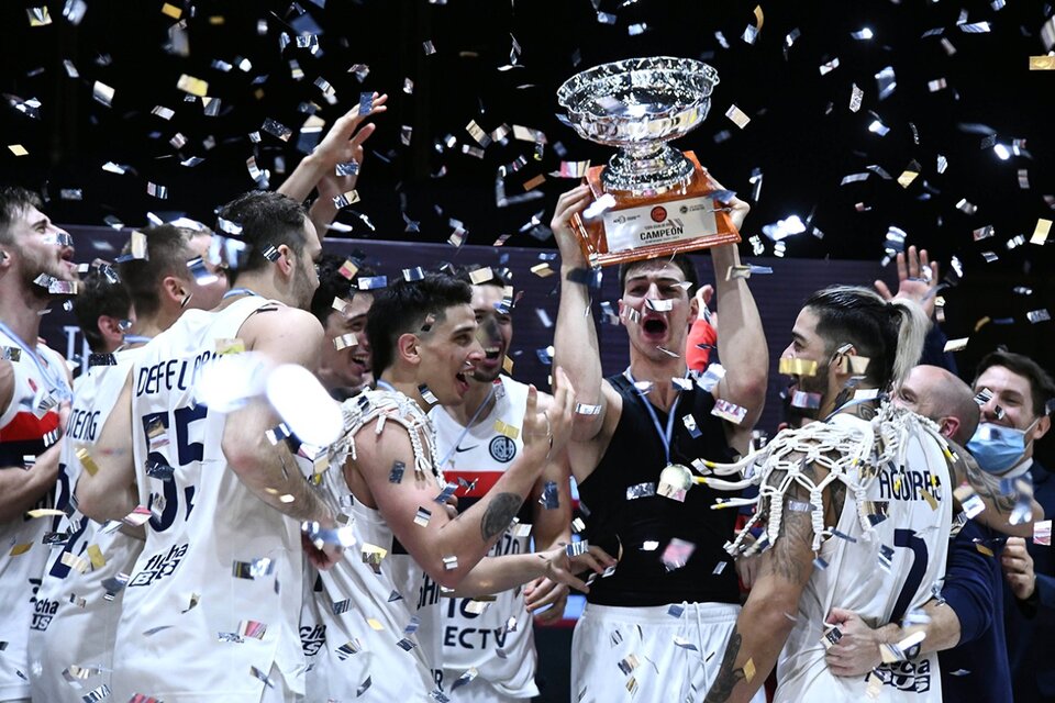 Los jugadores de San Lorenzo levantan la Copa (Fuente: NA)