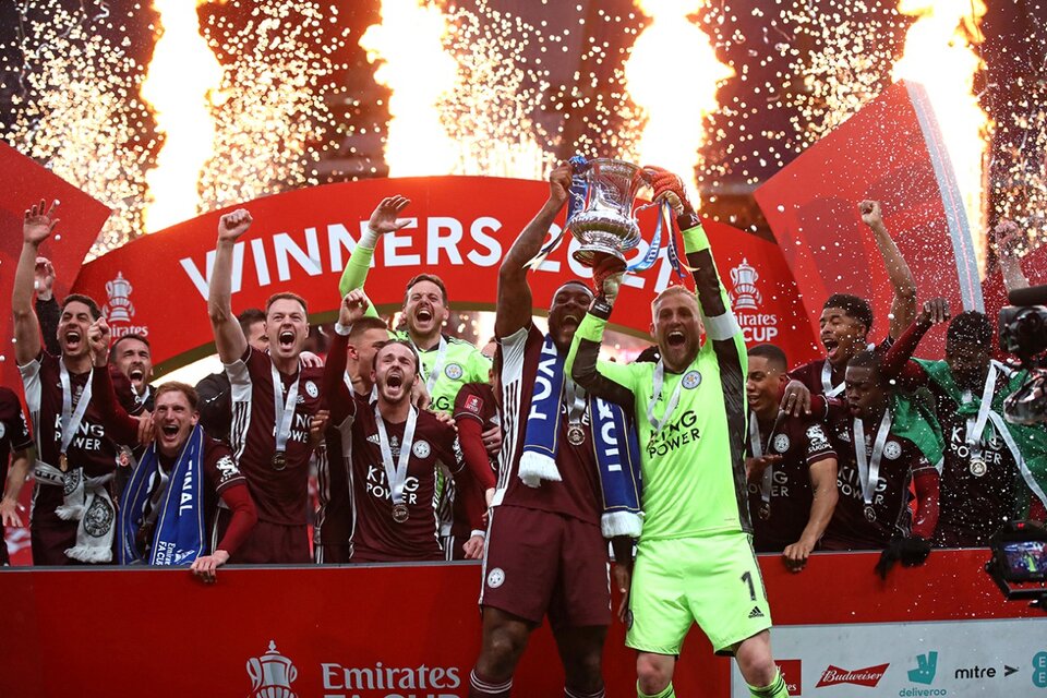 Leicester pudo festejar delante de sus hinchas en Wembley (Fuente: AFP)
