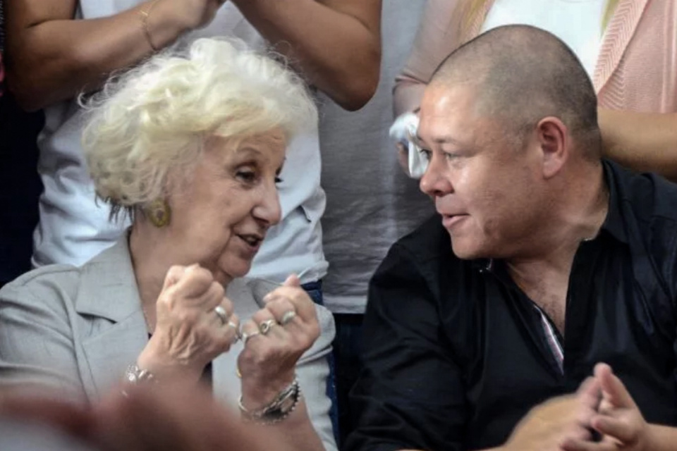 Mario Navarro, cuando recuperó su identidad, en 2015, junto a Estela de Carlotto, la titular de Abuelas de Plaza de Mayo.