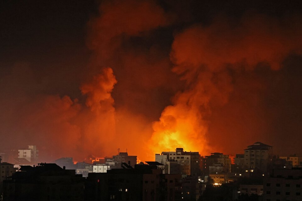 Ciudad de Gaza quedó envuelta en una nube de humo y fuego en medio del bombardeo israelí. (Fuente: AFP)