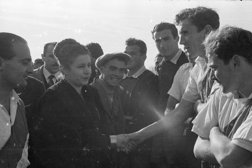 Inauguración cancha de Sarmiento, Elisa Duarte Arrieta (hermana de Eva Perón), Amadeo Carrizo y Pipo Rossi. (Fuente: Alberto Haylli)