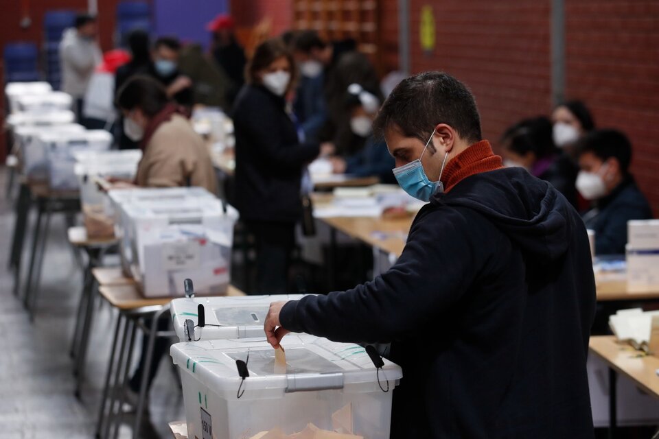 Ciudadanos votan en el Liceo Carmela Carvajal hoy, durante las elecciones locales y constituyentes, en la comuna de Providencia, en Santiago. (Fuente: EFE)