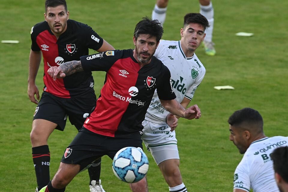 Pablo Pérez rodeado de jugadores de Sarmiento.  (Fuente: Sebastián Granata)
