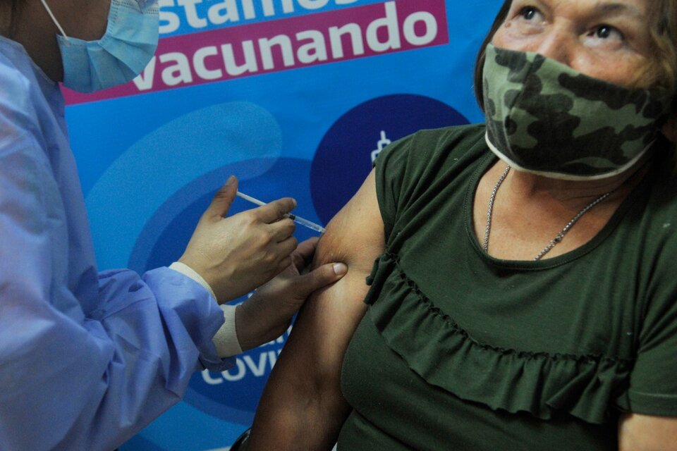 Se acelera la campaña de inmunización contra el coronavirus y a fines de esta semana ya estarán vacunados todos los mayores de 60 años. (Fuente: Sandra Cartasso)