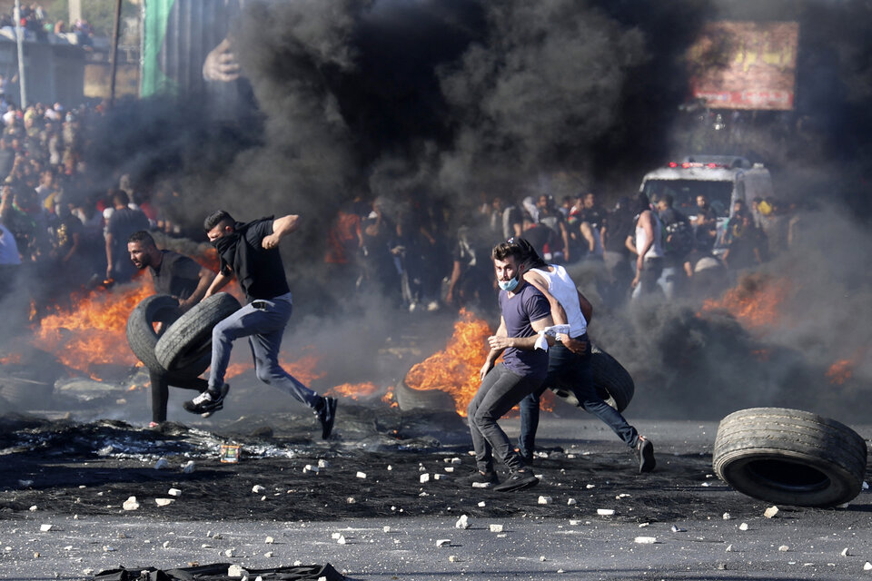 Manifestantes palestinos enfrentan a tropas israelíes en la entrada a Nablus, Cisjordania. (Fuente: AFP)