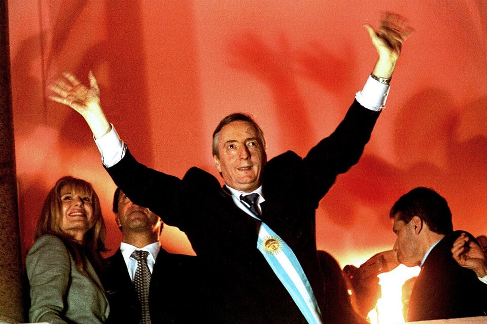 En 2003 asume la presidencia Néstor Kirchner. El hasta entonces gobernador de Santa Cruz recibe la banda y el bastón de manos de Eduardo Duhalde en el Congreso.  (Fuente: Daniel Yayo)