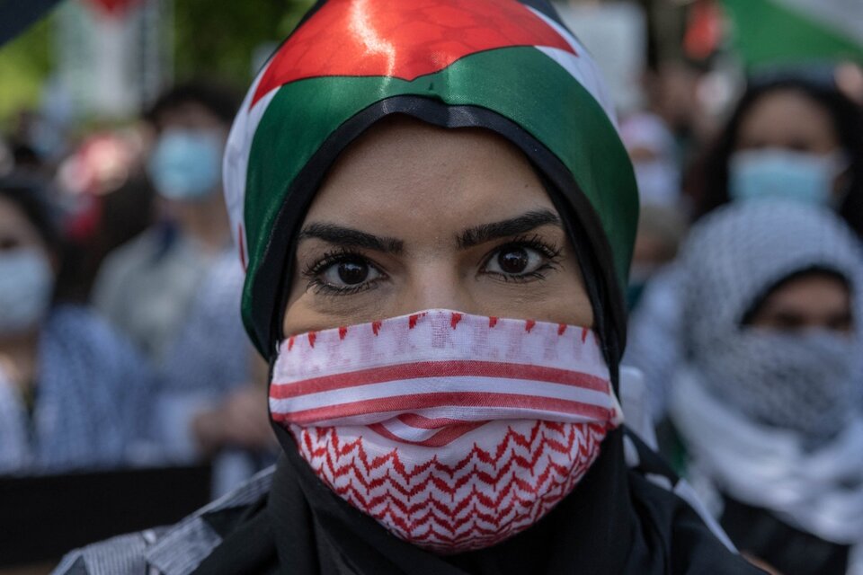 Samera Esmeir, activista y profesora palestina en la Universidad de Berkeley, analiza el conflicto de Gaza (Fuente: AFP)