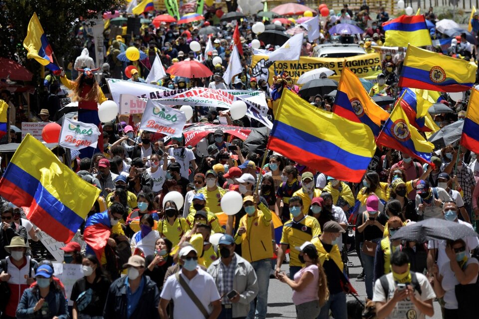 Banderas colombianas y mucha genteen lamovilización contra Duque en Bogotá (Fuente: AFP)