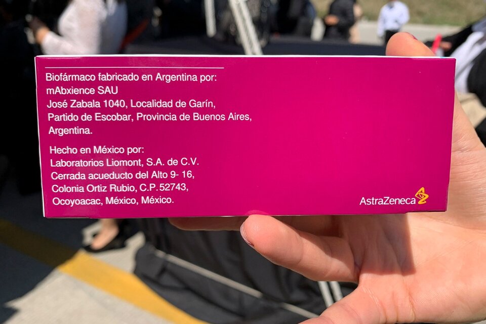 Dorso del empaque de la vacuna de Astra Zeneca contra el coronavirus embalada en Mexico cuyo principio activo fue producido en Argentina. (Fuente: NA)