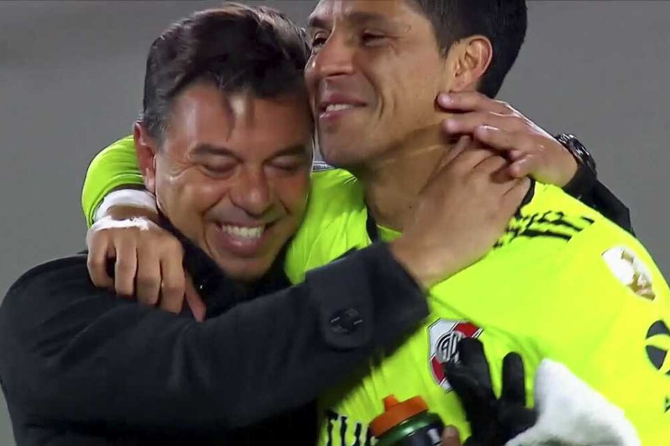 El abrazo de Gallardo a Enzo Pérez tras la victoria por 2 a 1 ante Independiente Santa Fe. (Fuente: NA)