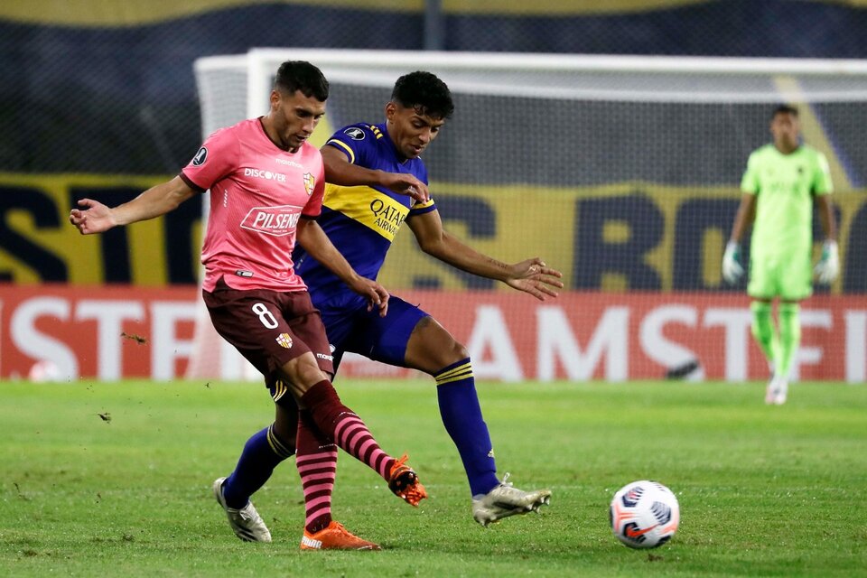 Medina lucha con un jugador ecuatoriano (Fuente: NA)