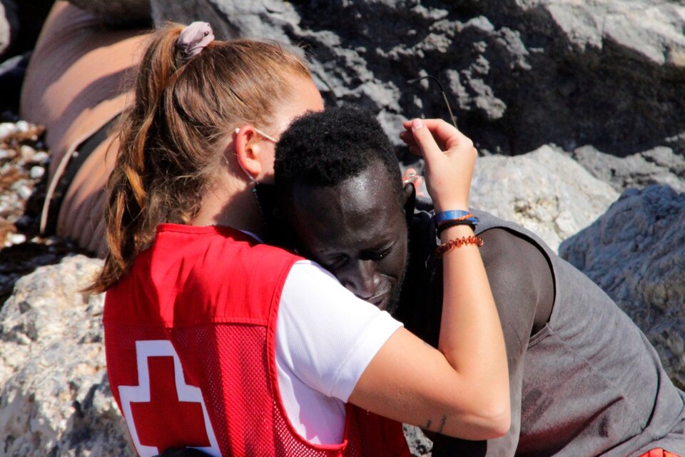 El abrazo de la rescatista Luna Reyes al refugiado en Ceuta diola vuelta al mundo. (Fuente: EFE)