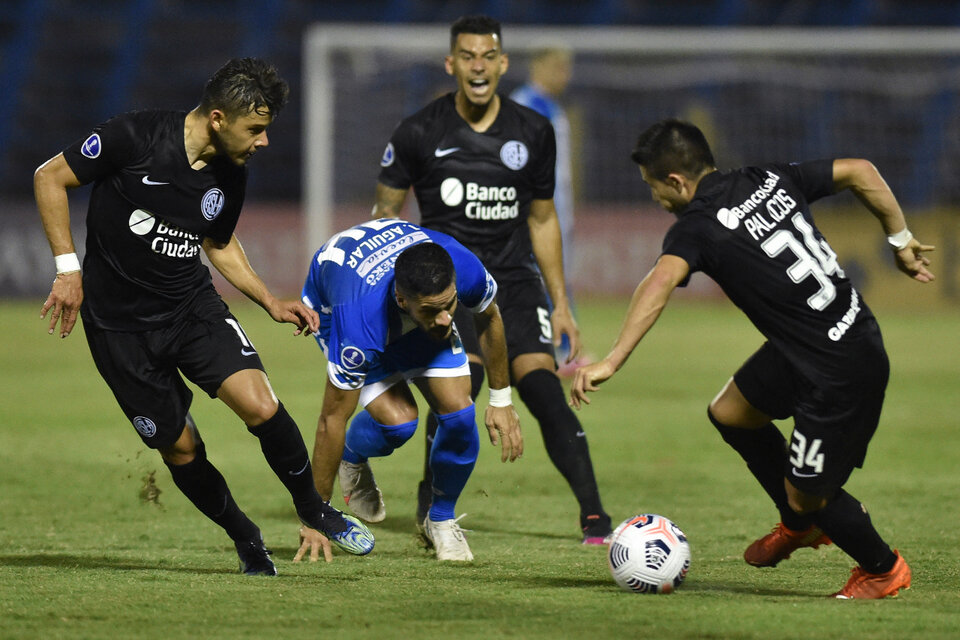Palacios se lleva la pelota ante la mirada de Aguilar y Oscar Romero. (Fuente: AFP)