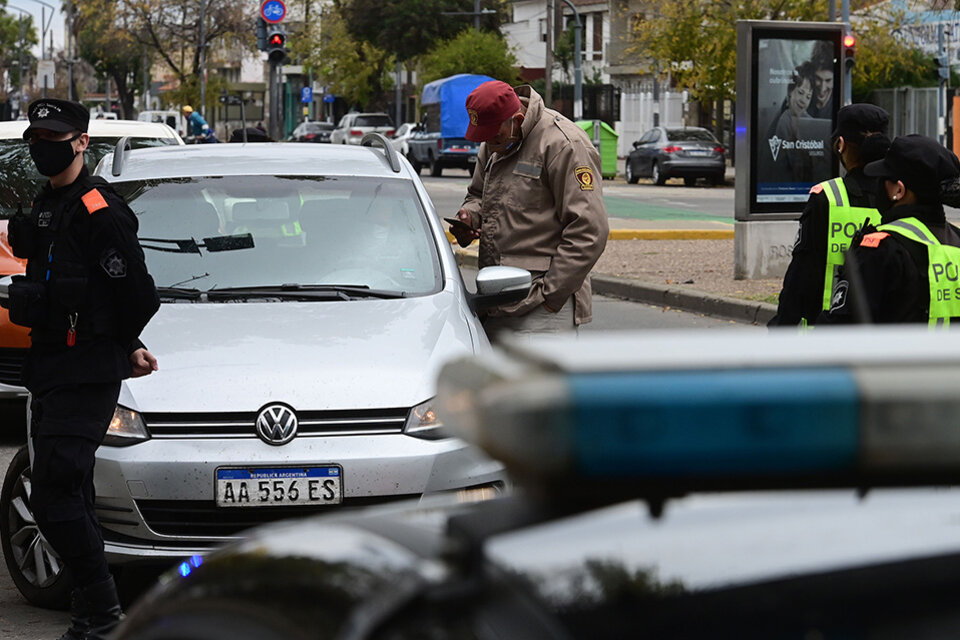 Agentes municipales y policiales en los controles de ayer. (Fuente: Sebastián Granata)