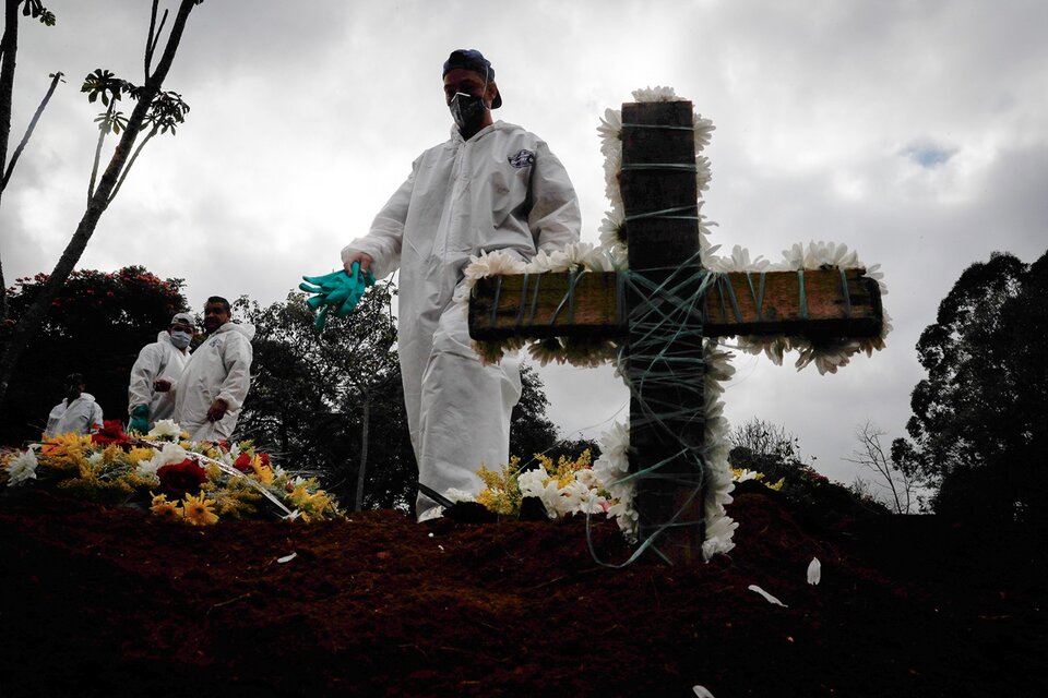“Las muertes directas por la Covid-19 representan una fracción del verdadero impacto que ha tenido la pandemia”, afirman desde la OMS. (Fuente: EFE)