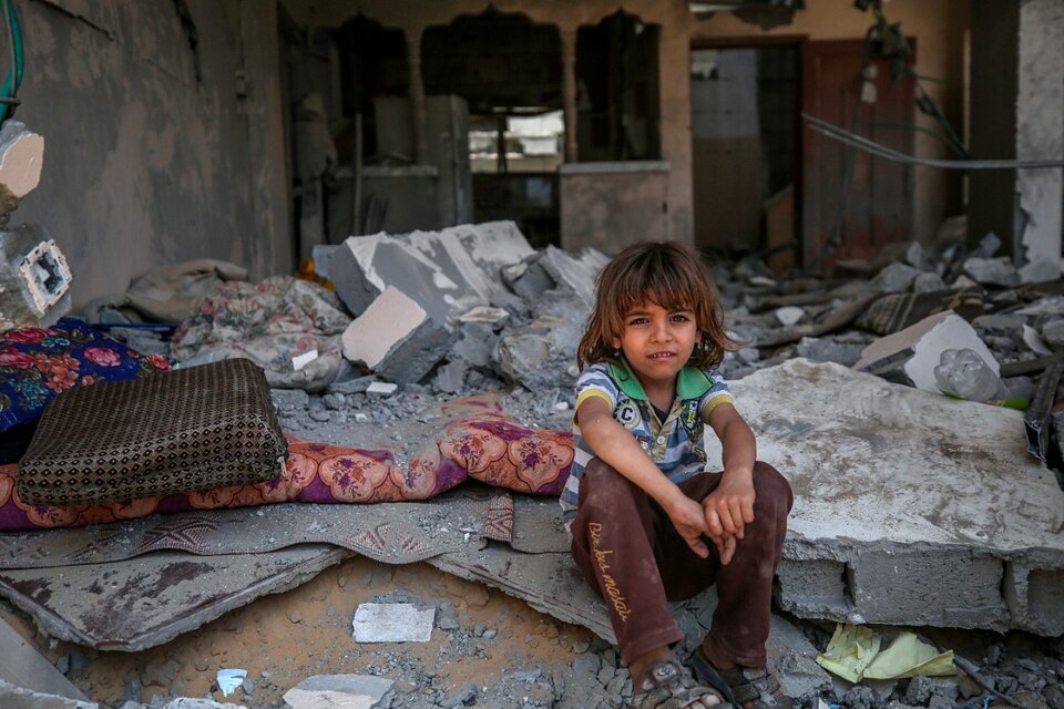 Después de la tregua un niño palestino posa en su casa destruida en Gaza.  (Fuente: EFE)