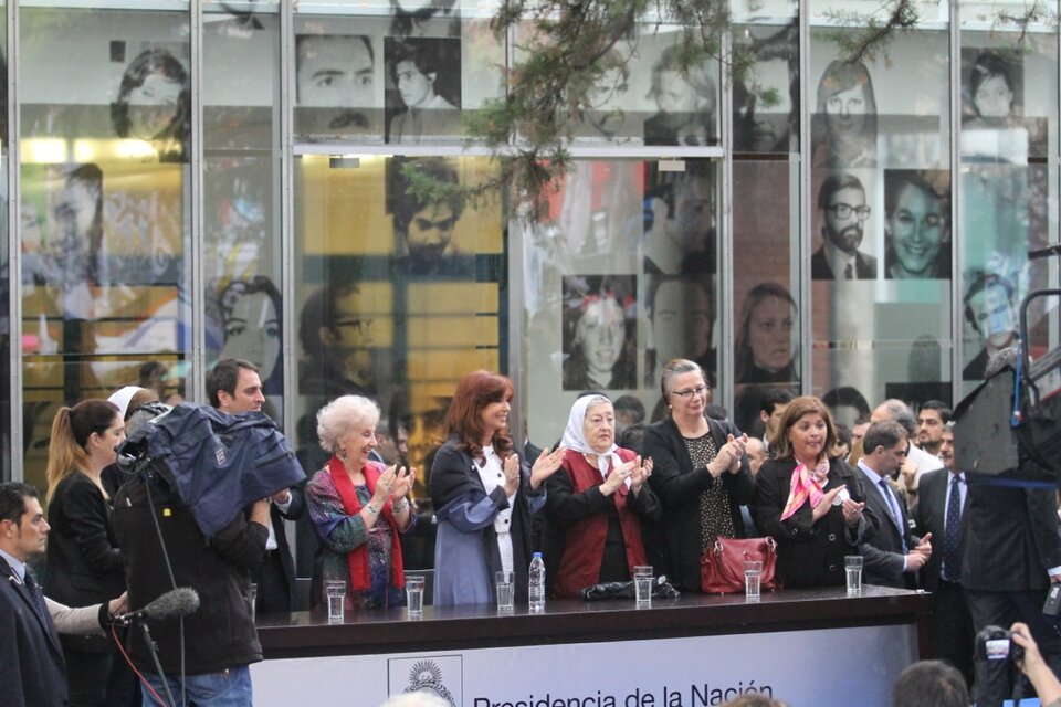 Cristina Fernández de Kirchner, ladeada por Estela de Carlotto y Hebe de Bonafini en la inauguración del Museo Sitio. (Fuente: Bernardino Avila)