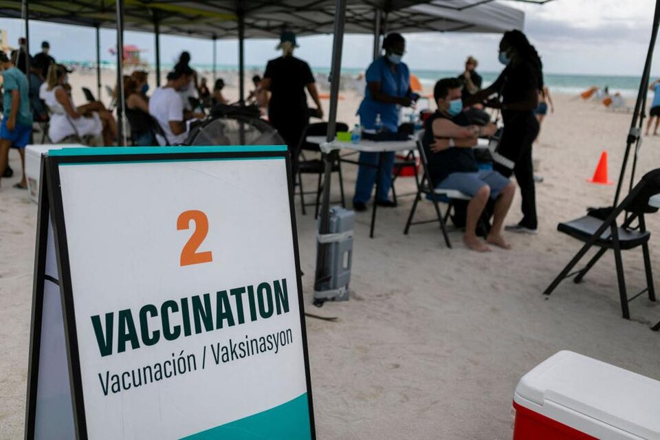 Vacunación en la playa, lanueva modalidad en Miami Beach. (Fuente: AFP)