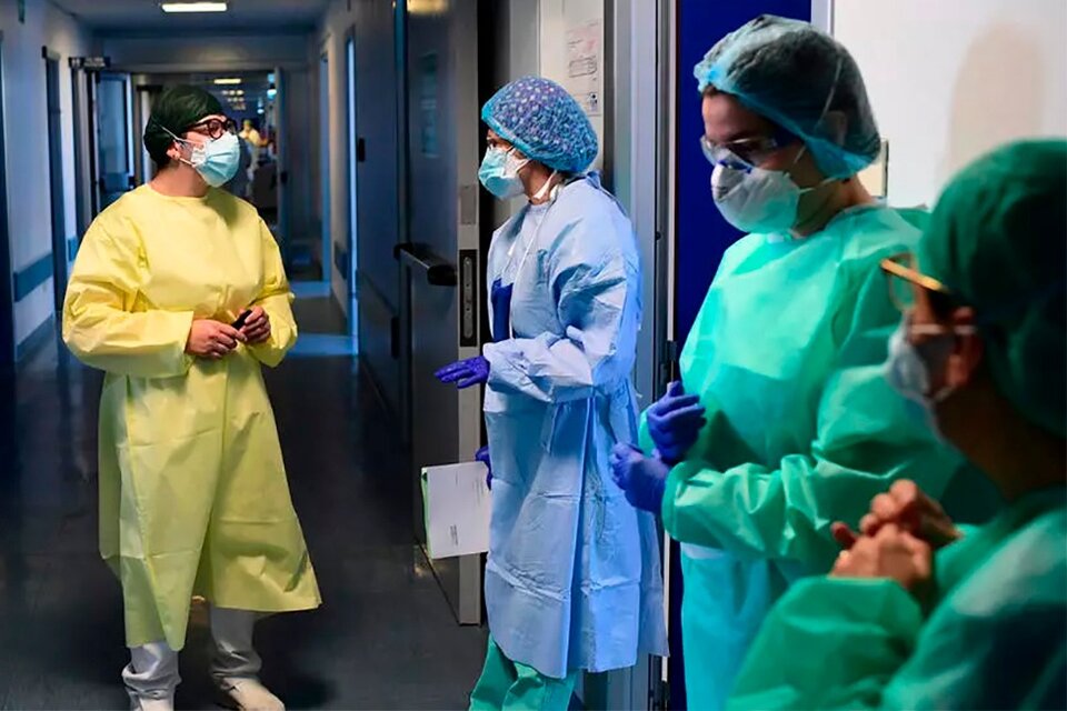 Crsitina Petri, (izq.) jefa delimieza del hospital de Cremona,habla con médicas deterapia intensiva.  (Fuente: AFP)