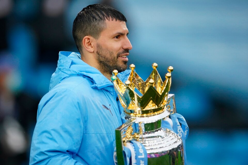 La Copa que le dieron al City, y que era muy pesada para Agüero (Fuente: EFE)