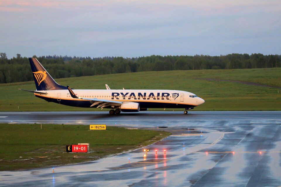 Protasevich viajaba con su pareja en un vuelo de Ryanair con destino a Vilna, Lituana. (Fuente: EFE)