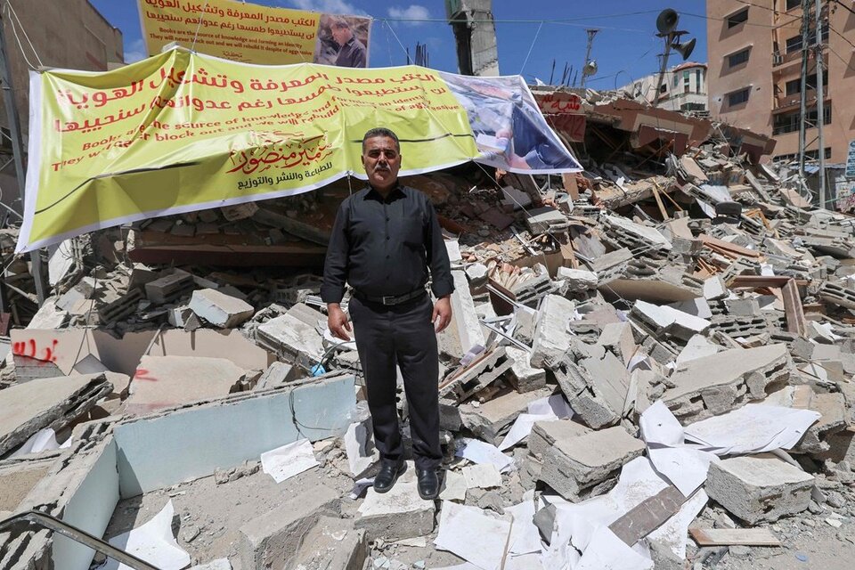 Samir Mansour entre los escombros de su librería. El ataque fue el 18 de mayo.  (Fuente: AFP)