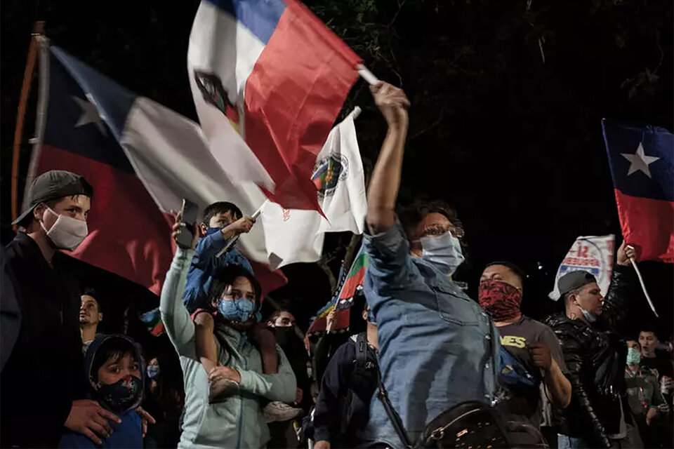 La movilización social en clave de resistencia fue la fuerza para la abrumadora derrota para la derecha. (Fuente: AFP)