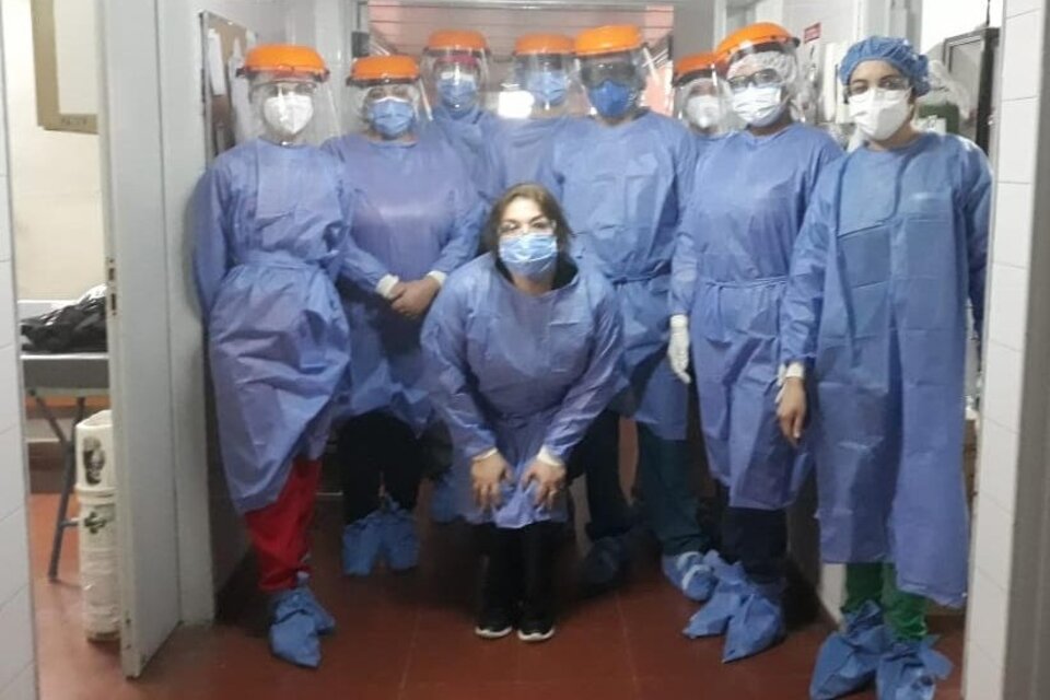 Verónica junto al equipo de terapia intensiva de pacientes covid-19 del Hospital San Juan. Anoche en la guardia.