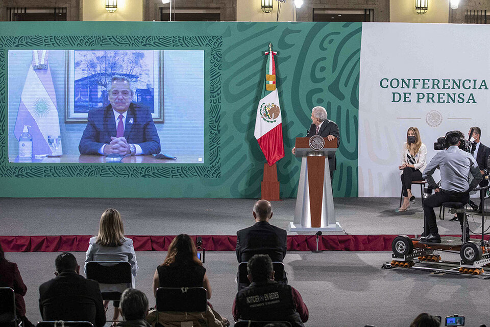 Alberto Fernández y Andrés Manuel López Obrador compartieron el anuncio de que pronto llegarán a la Argentina las vacunas producidas en conjunto por ambos países. (Fuente: AFP)