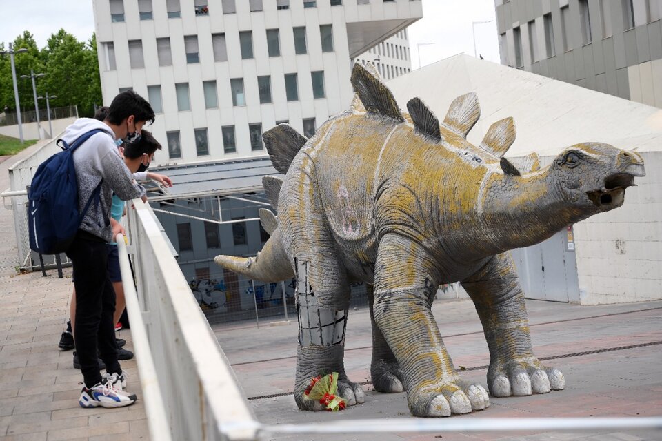 La estatua del dinosaurio en las afueras de Barcelona dentro de la que murió atrapado el hombre de unos 40 años. (Fuente: AFP)