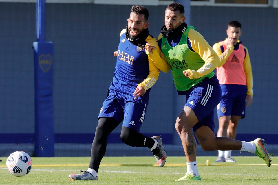 Tevez se divierte durante el entrenamiento matutino (Fuente: Télam)