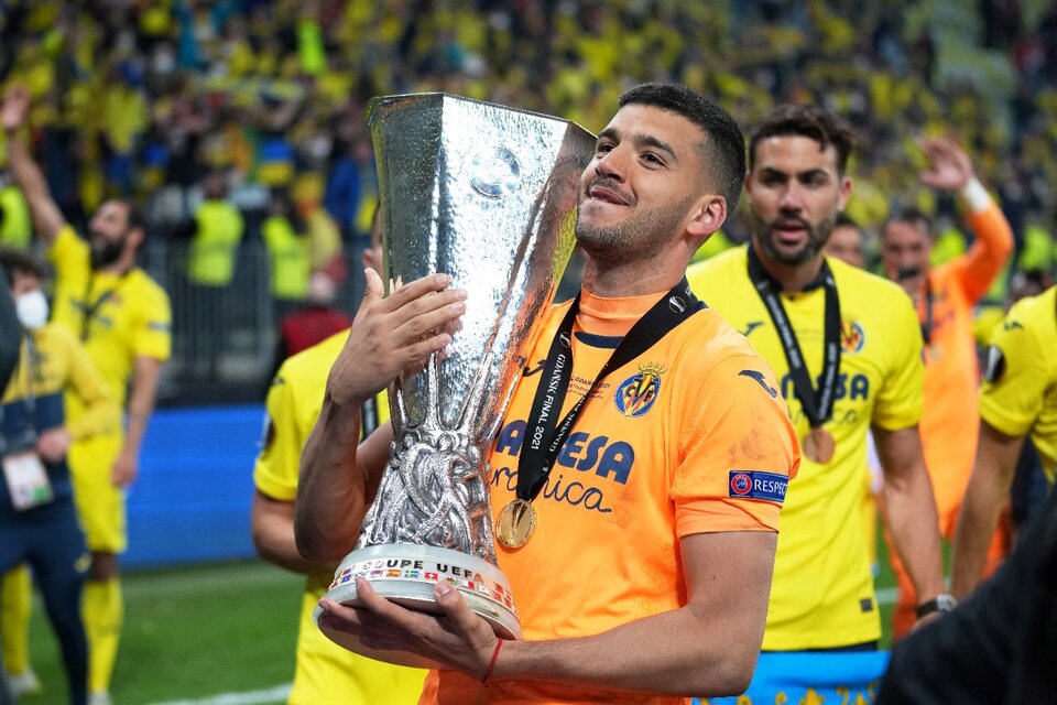 Rulli levanta el primer trofeo europeo en la historia del Villarreal.  (Fuente: EFE)