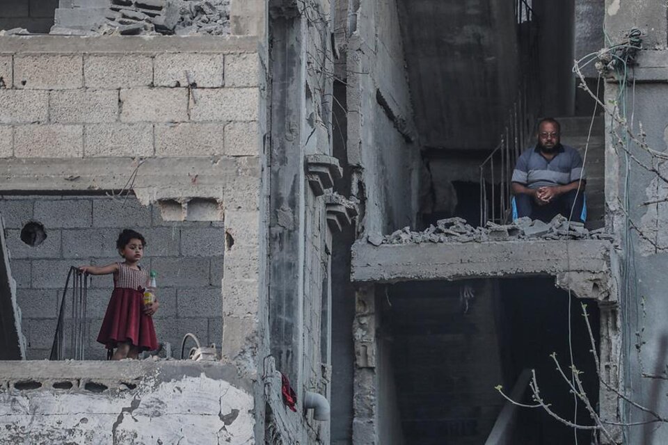 Una familia en Gaza, tras los bombardeos. (Fuente: EFE)