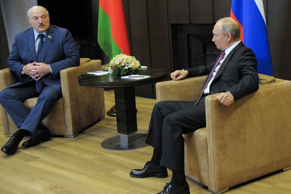 Lukashenko con su último aliado, Putin. (Fuente: AFP)