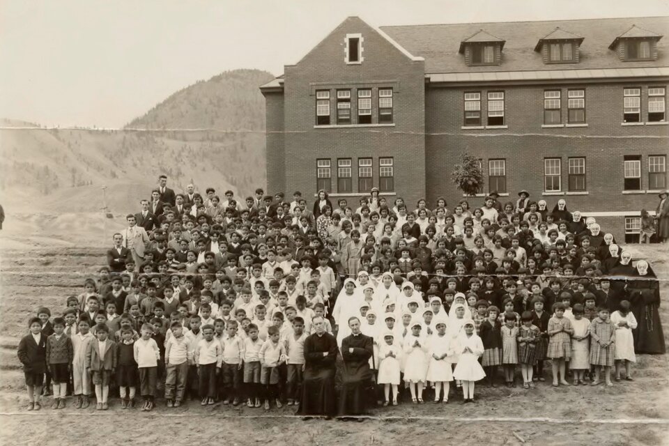 Imagen de 1937 de la escuela en la que fueron hallados los restos de niños indigenas. (Fuente: AFP)