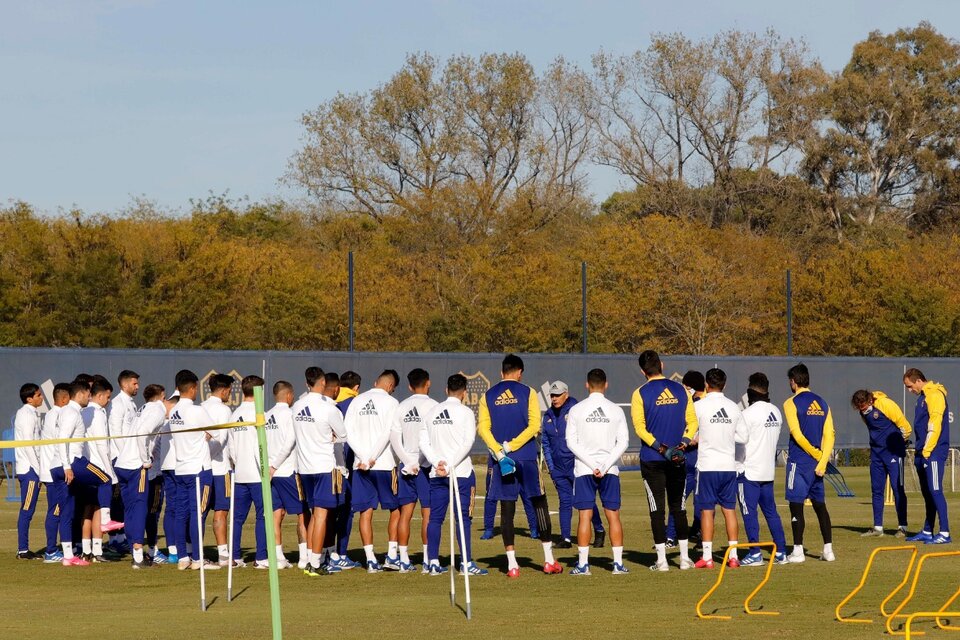 Miguel Angel Russo comanda la charla para todo el plantel (Fuente: Foto Prensa Boca)