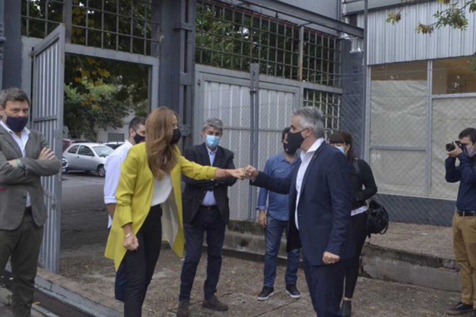 El rector Bartolacci y Victoria Tolosa Paz, del Consejo Federal de Políticas Sociales en marzo en la futura planta.