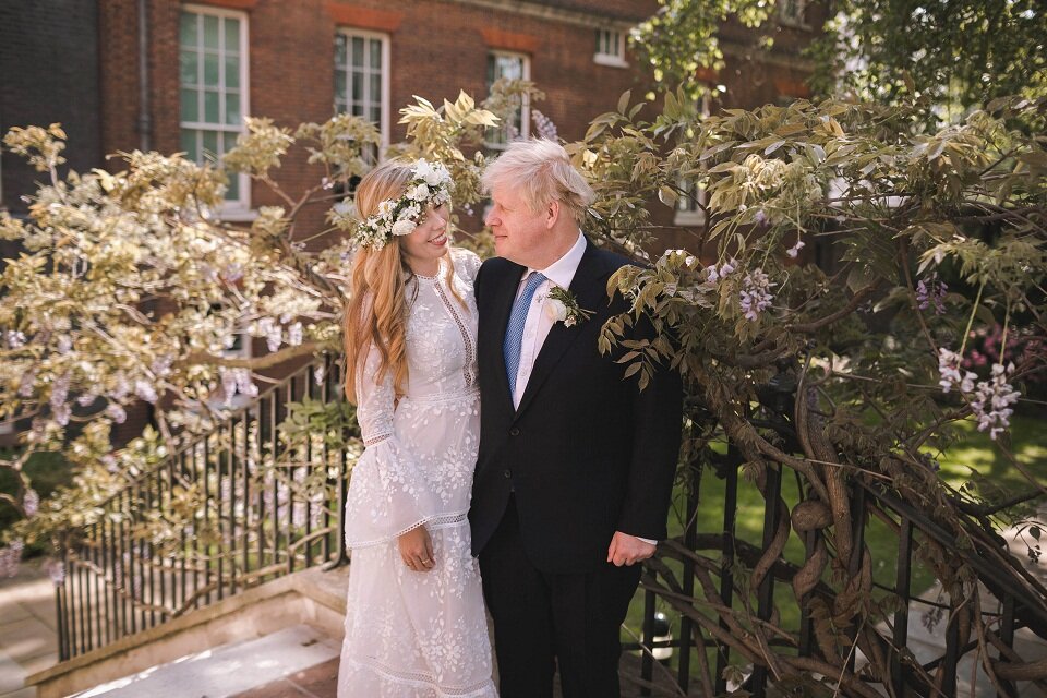Boris Johnson y su esposa Carrie Symonds (Fuente: AFP)