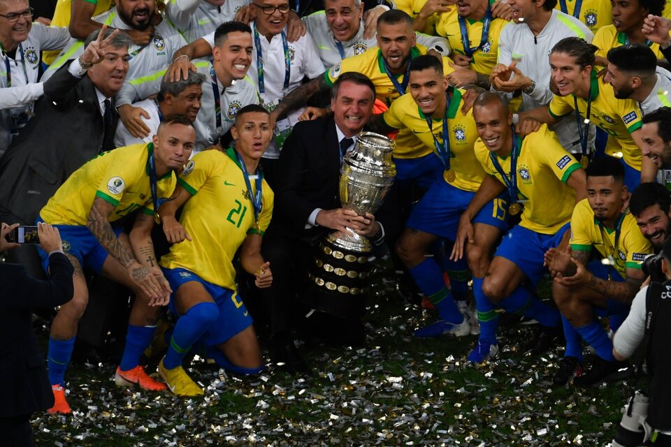 Bolsonaro ya aprovechó la Copa América 2019 para fotografiarse con el plantel campeón (Fuente: AFP)