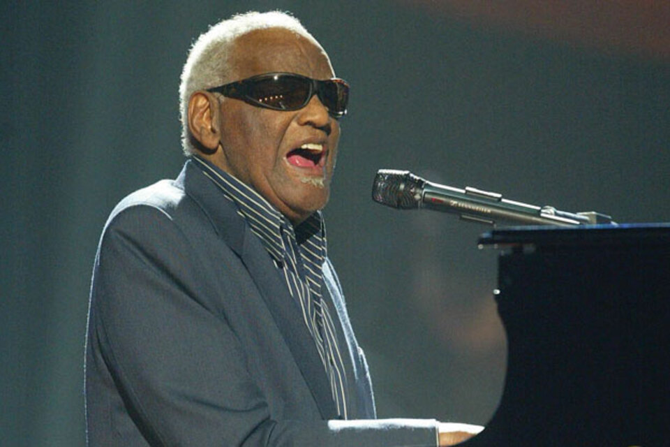 En 2004 muere Ray Charles, uno de los músicos de soul más importantes de la historia, a los 73 años.